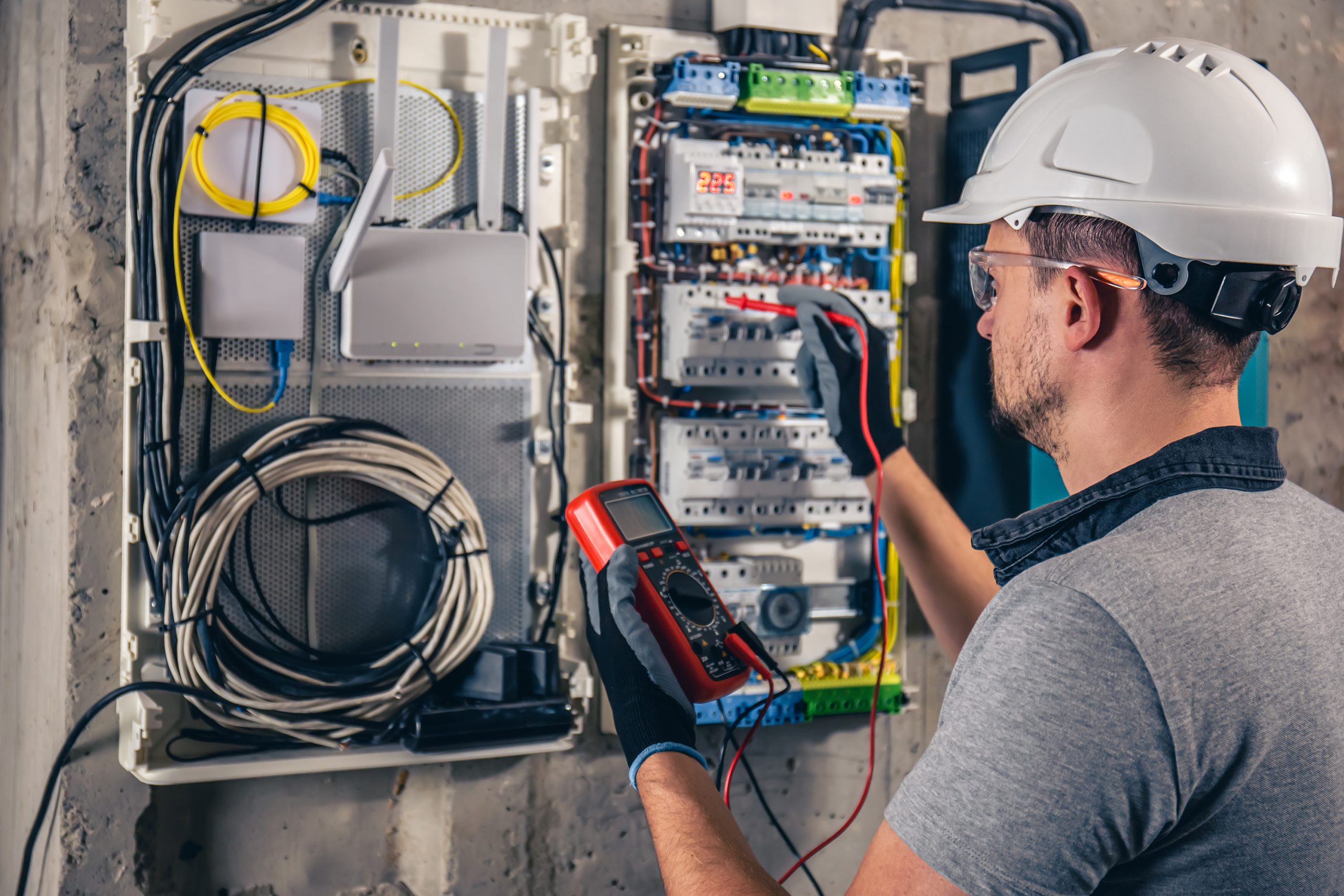 sirva tecnico electrico que trabaja centralita fusibles scaled